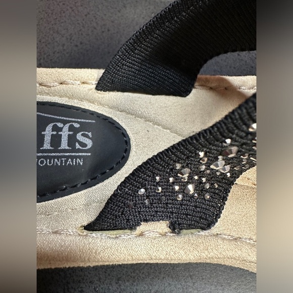 Cliffs by White Mountain Black Thong Sandals with Embellishment Women’s Sz 6.5-7 - Picture 14 of 15